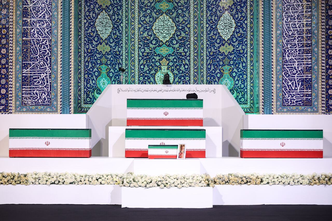 ادای احترام هیاتهای بینالمللی به پیکر رهبر شهید انقلاب ایران