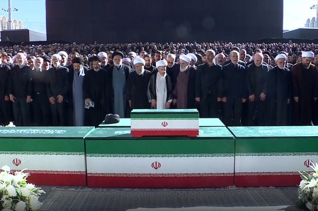 اقامه نماز بر پیکرهای مطهر رهبر شهید و خانواده ایشان به امامت آیتالله سبحانی