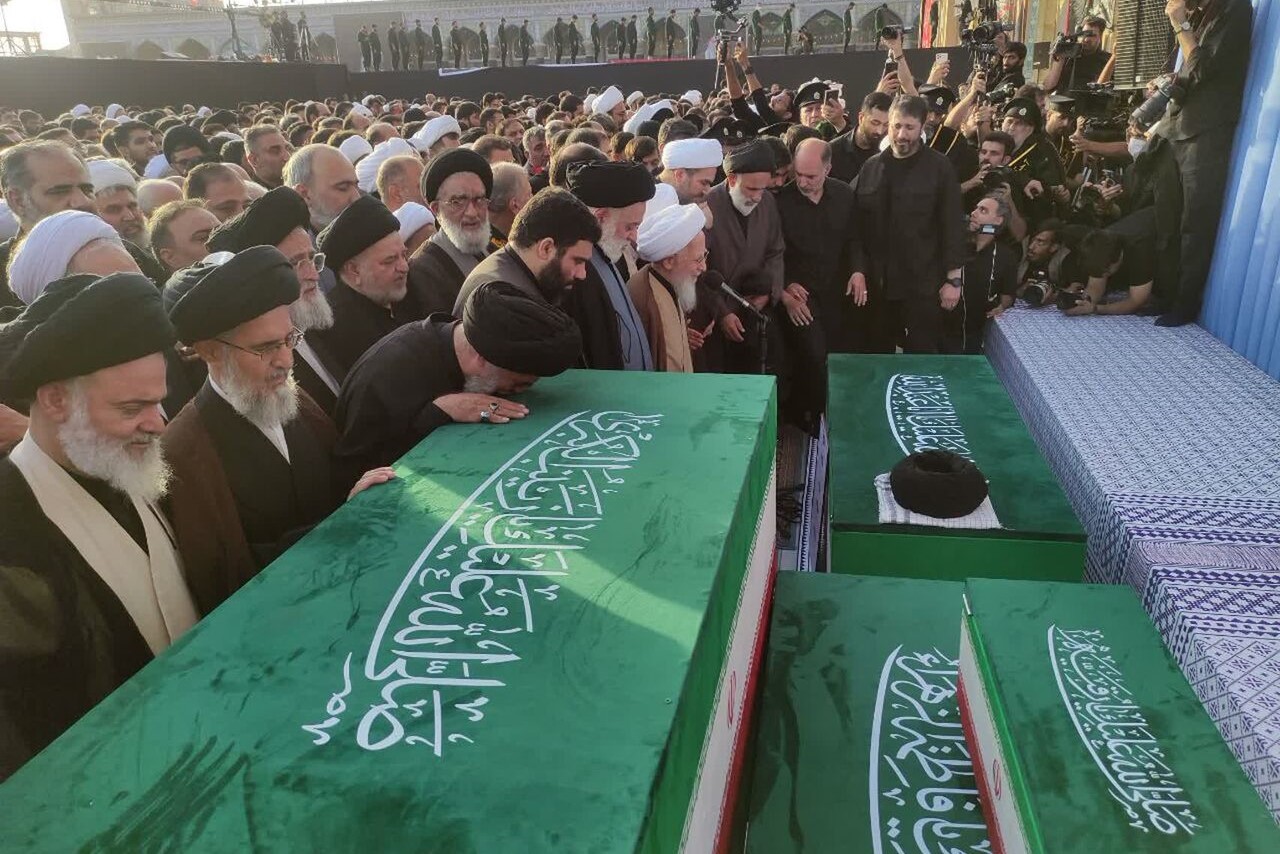 اقامه نماز بر پیکرهای مطهر رهبر شهید و خانواده ایشان به امامت آیتالله جوادی آملی