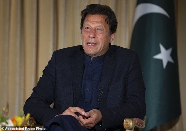 عمران خان به بیمارستان منتقل شد عمران خان به بیمارستان منتقل شد